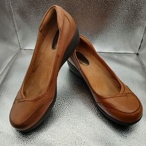 Hush Puppies Tan Leather Flats Minimalist Design Womens Size 7.5